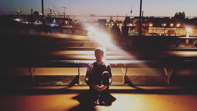 Gabriel Ferreira en un atardecer en el Modersohnbruke bridge